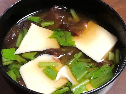 銀杏草と豆腐と大根菜の味噌汁